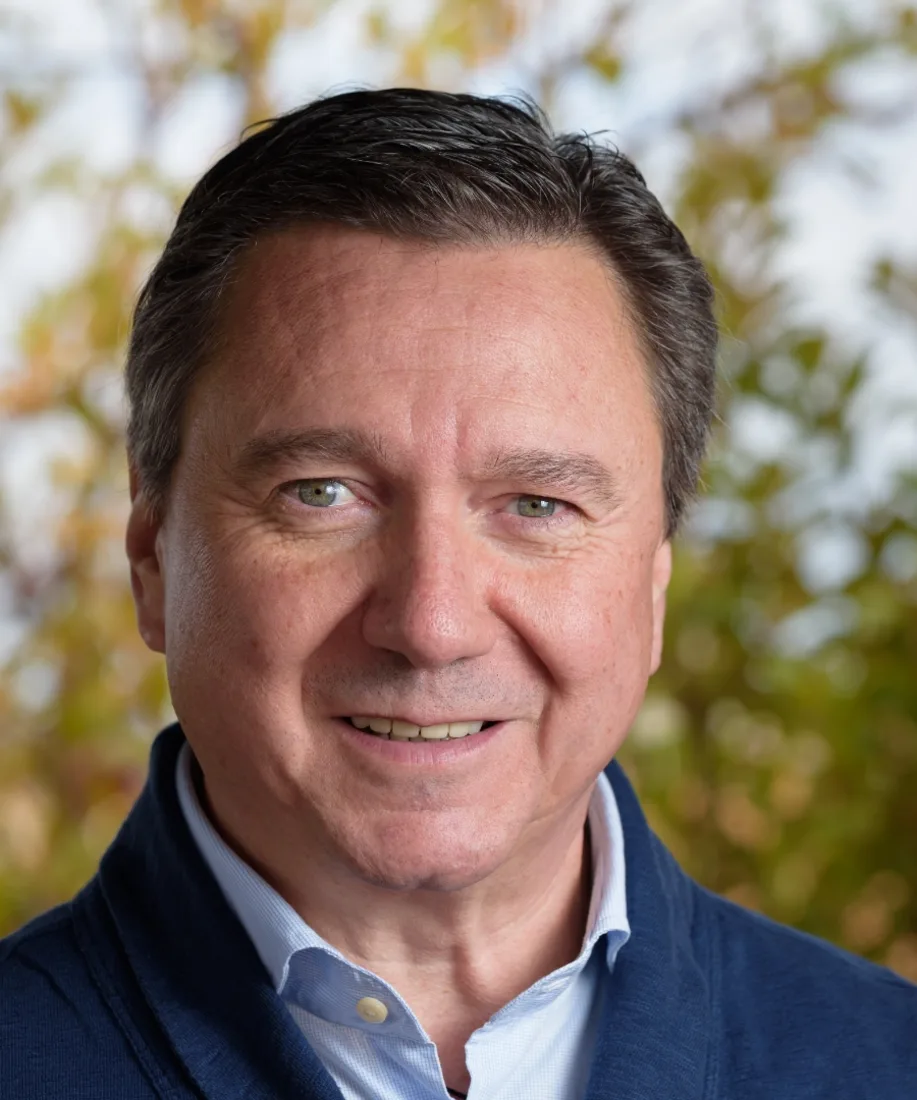 César Aguilar — Coach de Transformación Profesional