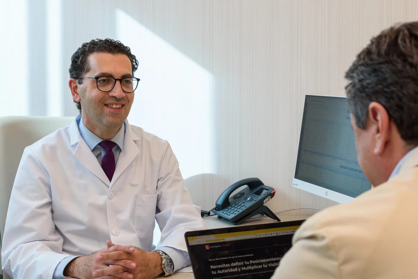 César Aguilar trabajando con un médico